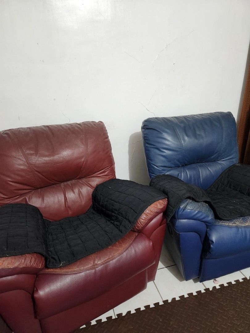 Lazy Boy B1T1 (Category: Sofas) located in Las Pinas. Submitted by paaaaatch (Listing ID 1462892822, Image 1). Description: Well used with tear and scratches Can still recline RFS: moving out QC area 4k for 2.