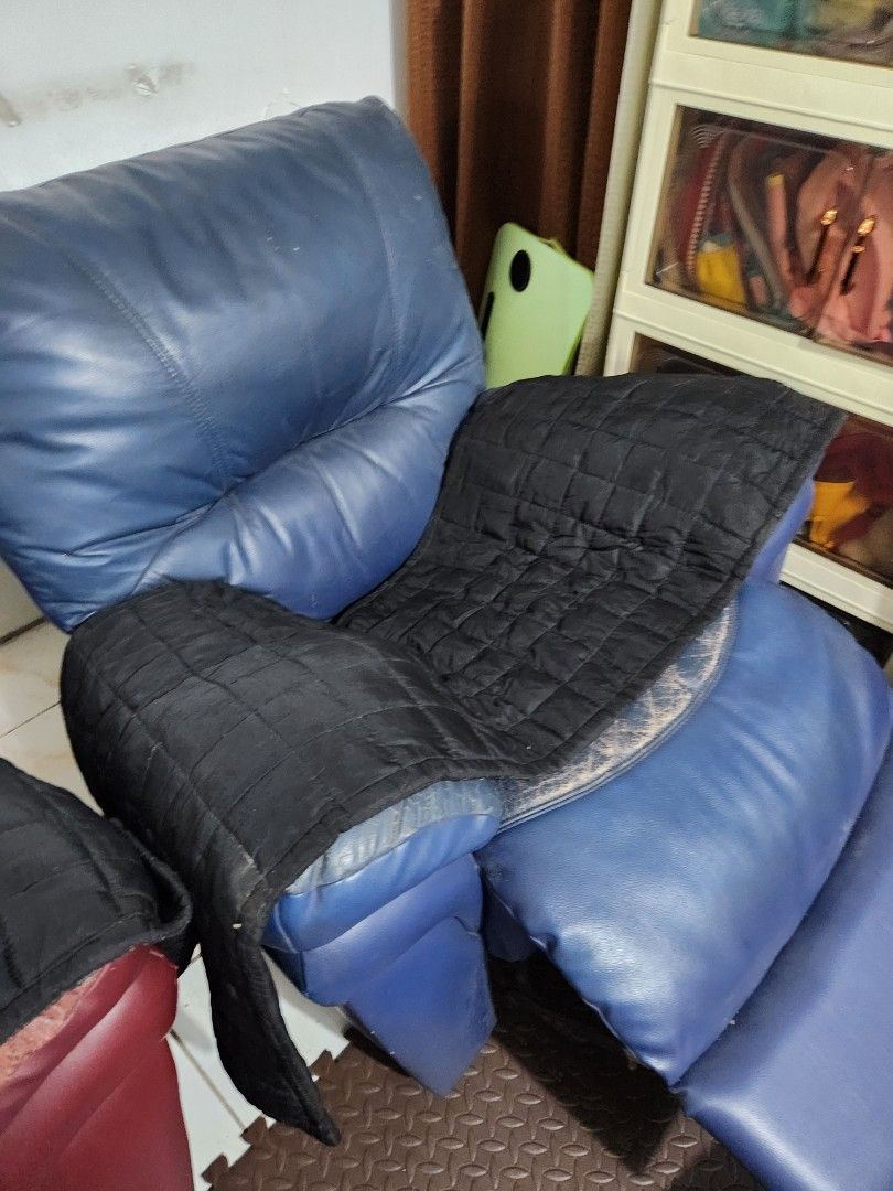 Lazy Boy B1T1 (Category: Sofas) located in Las Pinas. Submitted by paaaaatch (Listing ID 1462892822, Image 3). Description: Well used with tear and scratches Can still recline RFS: moving out QC area 4k for 2.