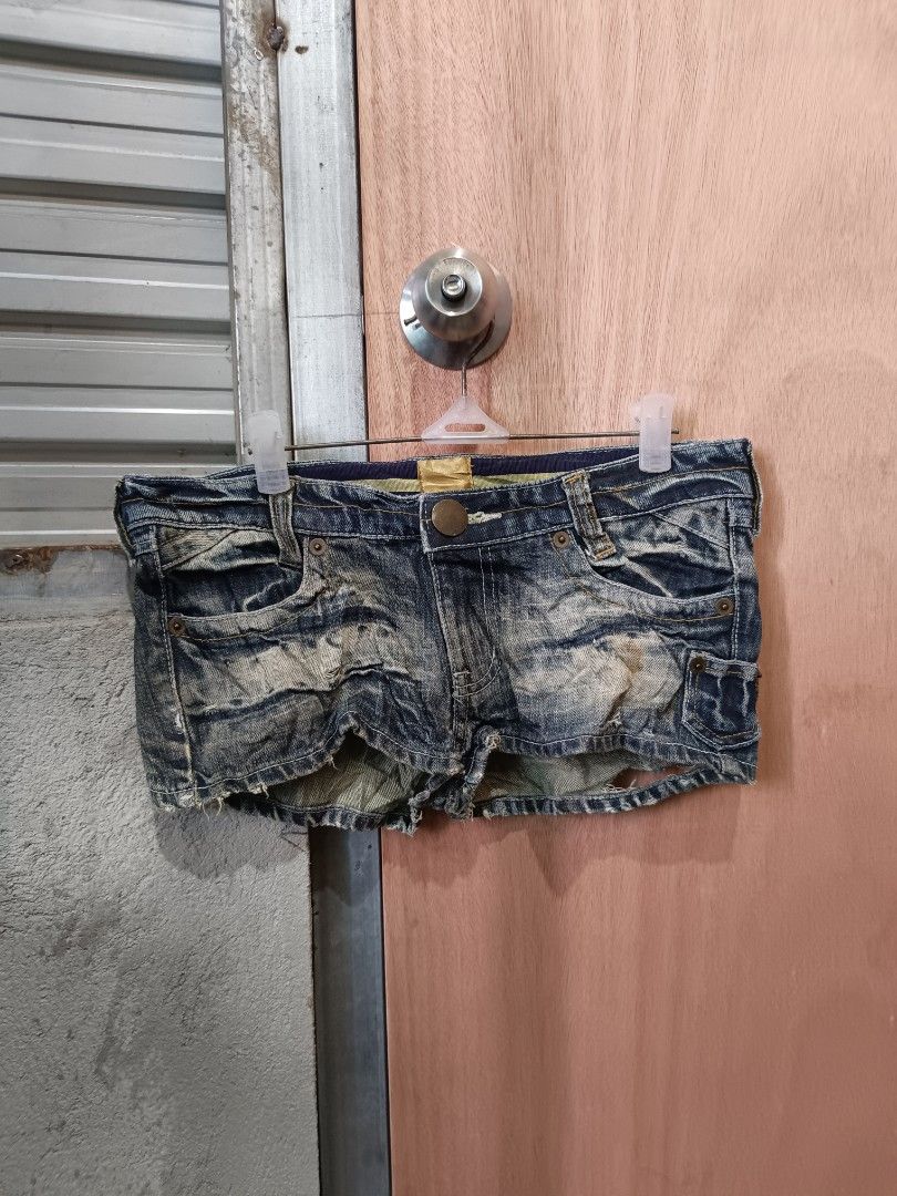 LB-03 japanese archive shorts (Category: Shorts) located in Davao. Submitted by mln-boutique (Listing ID 1463118650, Image 1). Description: size - 31 length - 8 minimal stain / still in good condition.