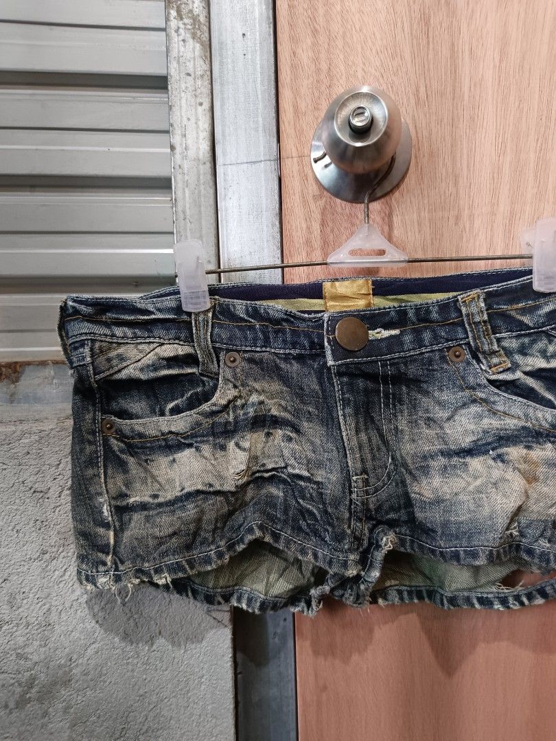 LB-03 japanese archive shorts (Category: Shorts) located in Davao. Submitted by mln-boutique (Listing ID 1463118650, Image 3). Description: size - 31 length - 8 minimal stain / still in good condition.