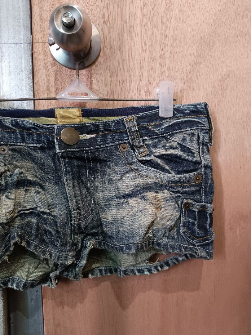 LB-03 japanese archive shorts (Category: Shorts) located in Davao. Submitted by mln-boutique (Listing ID 1463118650, Image 2). Description: size - 31 length - 8 minimal stain / still in good condition.