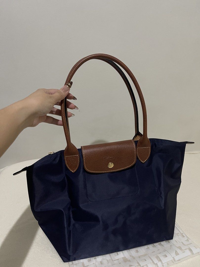 LC MED TOTE (Category: Shoulder Bags) located in Tarlac. Submitted by shop.trlc (Listing ID 1462902243, Image 2). Description: LC MED TOTE ✨ Brandnew ✅Comes with cc 💯Guaranteed O rig 🇵🇭Pinas onhand Plus local SF & Lalamove ready Ready to ship! Pls like and follow for more original items FB: shop.trlc Tiktok: shoptrlcbykath Carousell: kthrnAya.