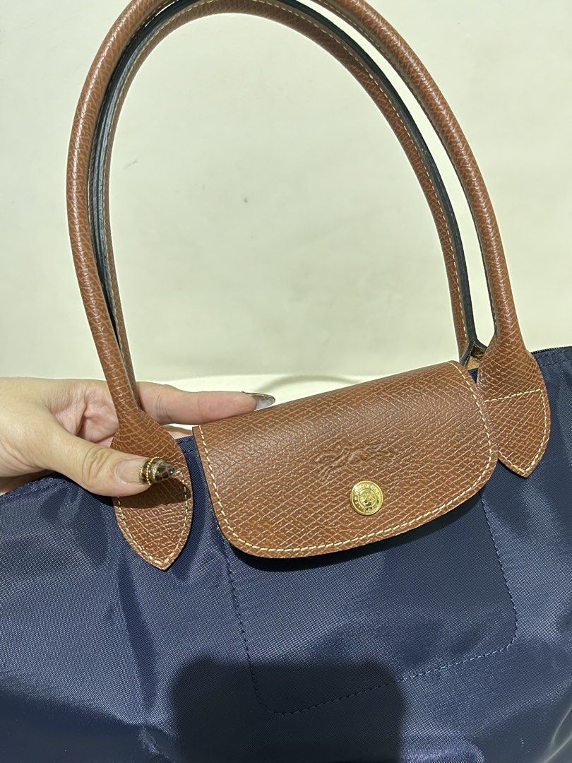 LC MED TOTE (Category: Shoulder Bags) located in Tarlac. Submitted by shop.trlc (Listing ID 1462902243, Image 3). Description: LC MED TOTE ✨ Brandnew ✅Comes with cc 💯Guaranteed O rig 🇵🇭Pinas onhand Plus local SF & Lalamove ready Ready to ship! Pls like and follow for more original items FB: shop.trlc Tiktok: shoptrlcbykath Carousell: kthrnAya.