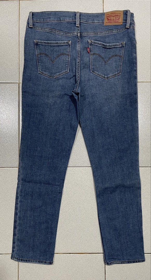 Levis 311 Shaping Skinny Jeans (Category: Jeans) located in Mandaue City. Submitted by MJ_80 (Listing ID 1463024748, Image 3). Description: Womens Levis 311 Shaping Skinny Jeans Stretch Size 28 on tag Fits 28-31 Waist Altered length See photos for measurements Color rate & Condition : 9.7/10 Price : 850 .