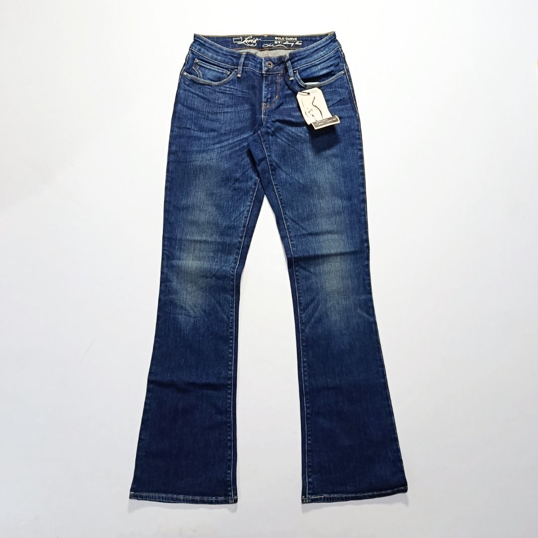Levi’s Bold Curve Dark Indigo Bootcut (Category: Jeans) located in Taytay. Submitted by hoodgrail.vtg (Listing ID 1462950809, Image 1). Description: • Excellent condition - Like new • Original hangtag with dark indigo wash and curved-fit construction • Size on tag: W27 L32 — best fits W27–28 • Measurements: 14 x 40 in • Leg opening: 8.5 in • Color rate: 9.5/10 • Issue: None.