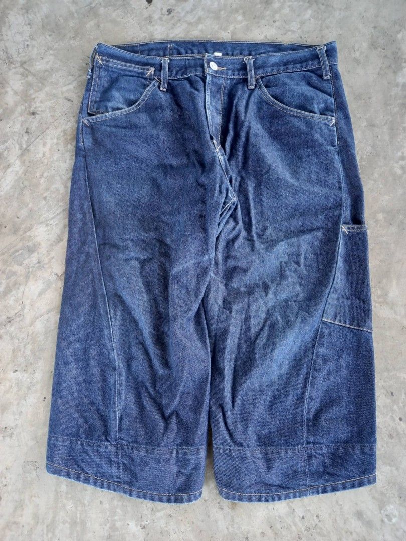 LEVI'S ENGINEERED (Category: Jeans) located in Bago City. Submitted by classic_archives (Listing ID 1462949474, Image 1). Description: LEVI'S ENGINEERED CAPRI Waist 36 Length 30 Leg Opening 10 No Issue.