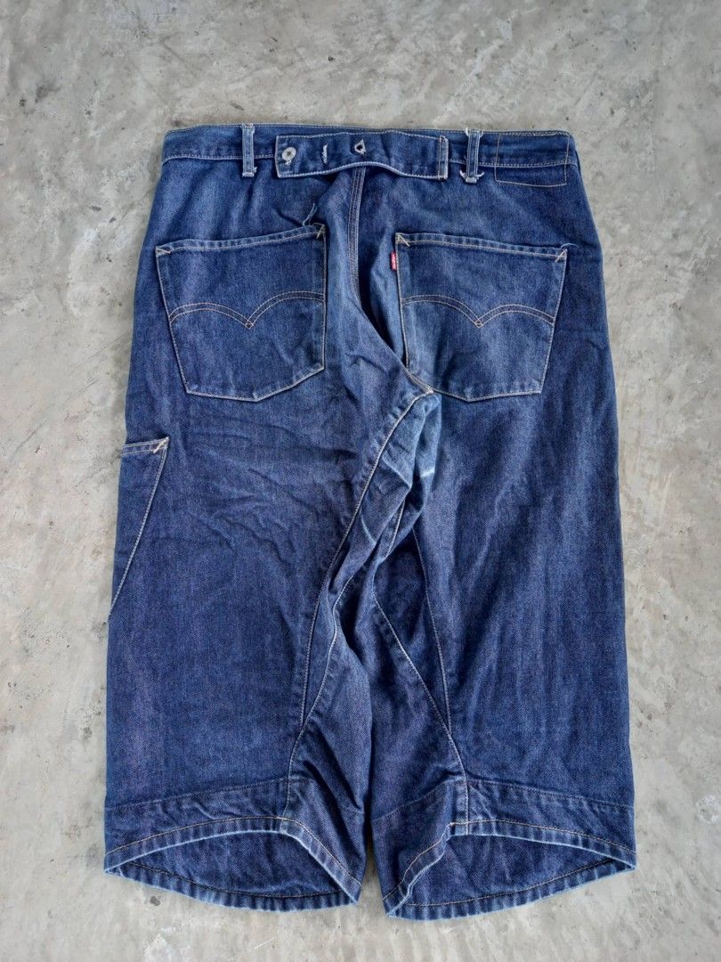 LEVI'S ENGINEERED (Category: Jeans) located in Bago City. Submitted by classic_archives (Listing ID 1462949474, Image 2). Description: LEVI'S ENGINEERED CAPRI Waist 36 Length 30 Leg Opening 10 No Issue.
