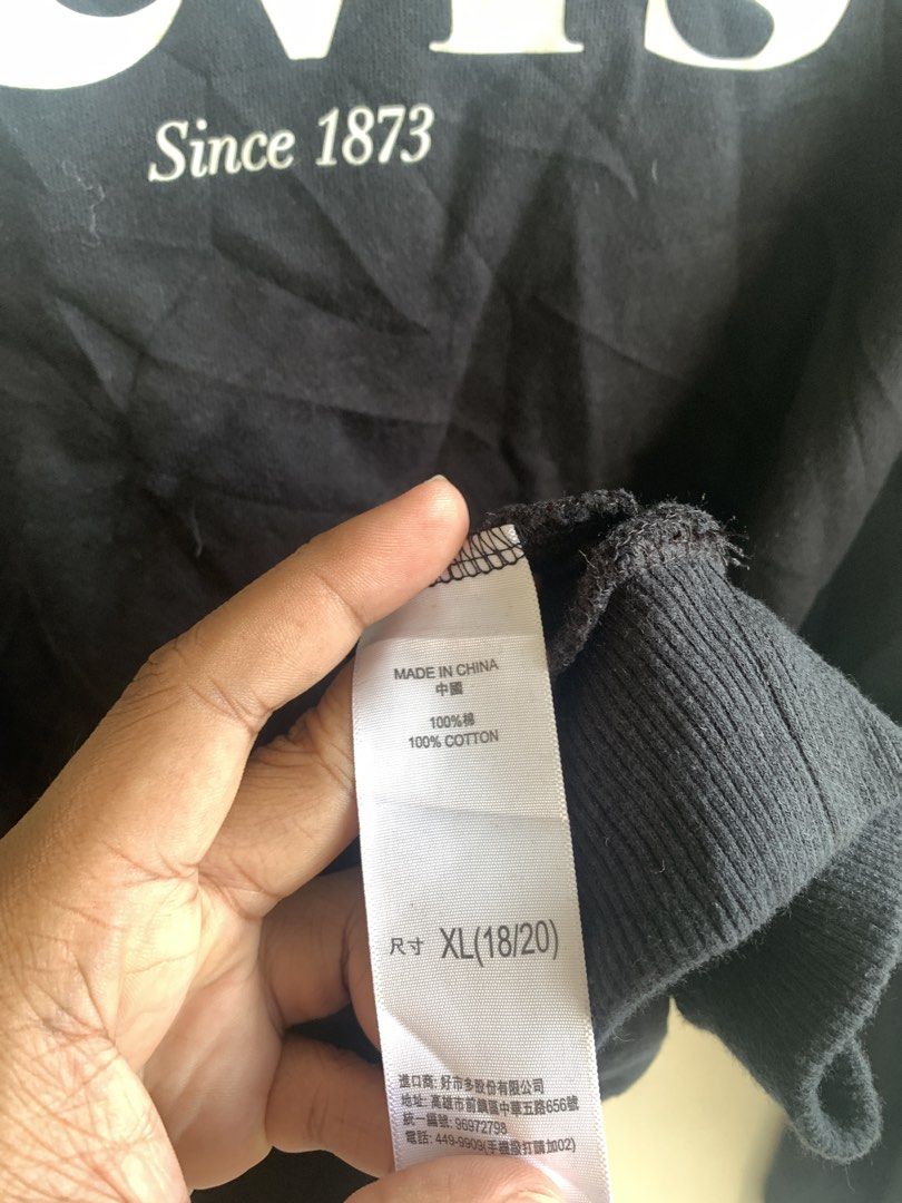 Levis hoddie (Category: Coats, Jackets and Outerwear) located in Tagum. Submitted by vincemojado_127 (Listing ID 1463073797, Image 3). Description: 24x27 Crispy Condition.