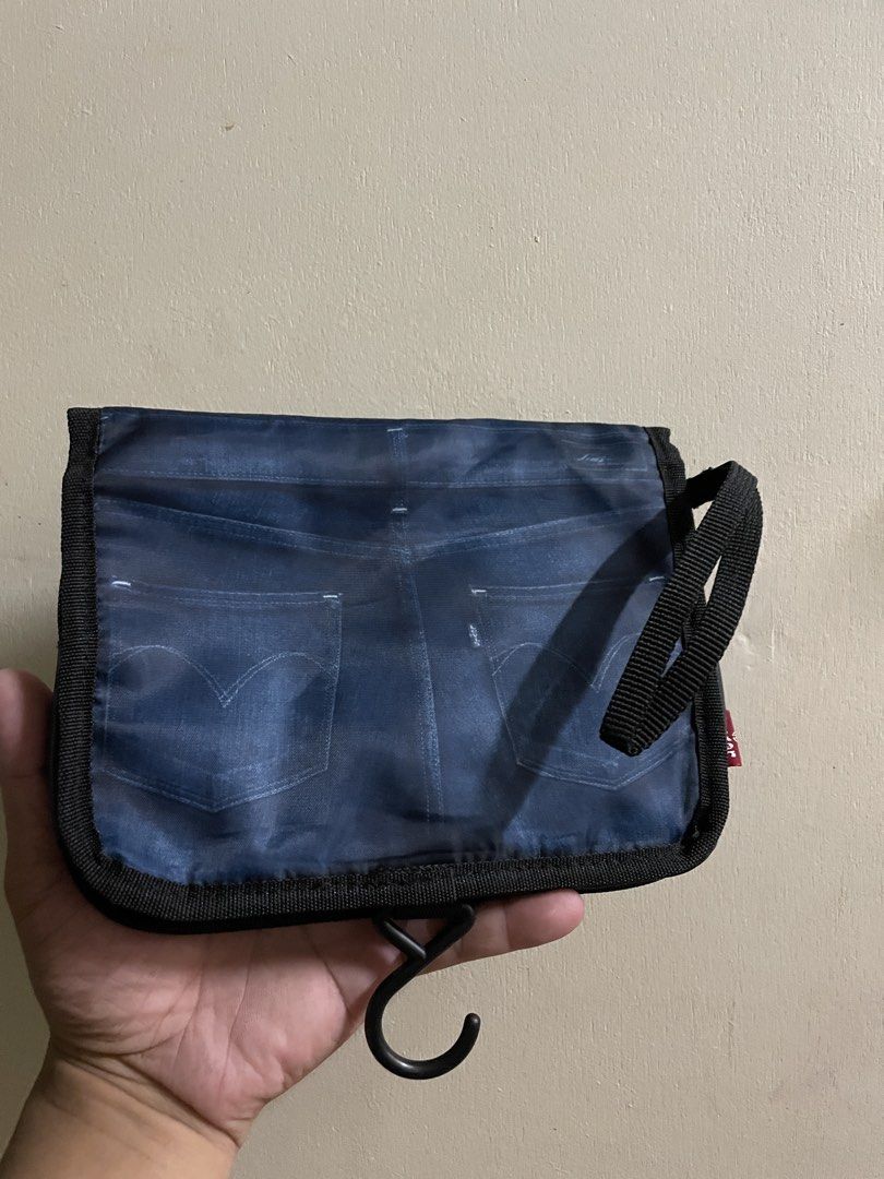 Levis Towel Bath Bag (Category: Briefcases) located in Las Pinas. Submitted by mnl.streetwear.ph (Listing ID 1463069987, Image 2). Description: • Levis Bathbag .