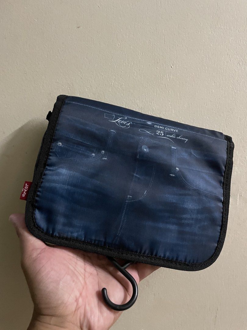 Levis Towel Bath Bag (Category: Briefcases) located in Las Pinas. Submitted by mnl.streetwear.ph (Listing ID 1463069987, Image 1). Description: • Levis Bathbag .
