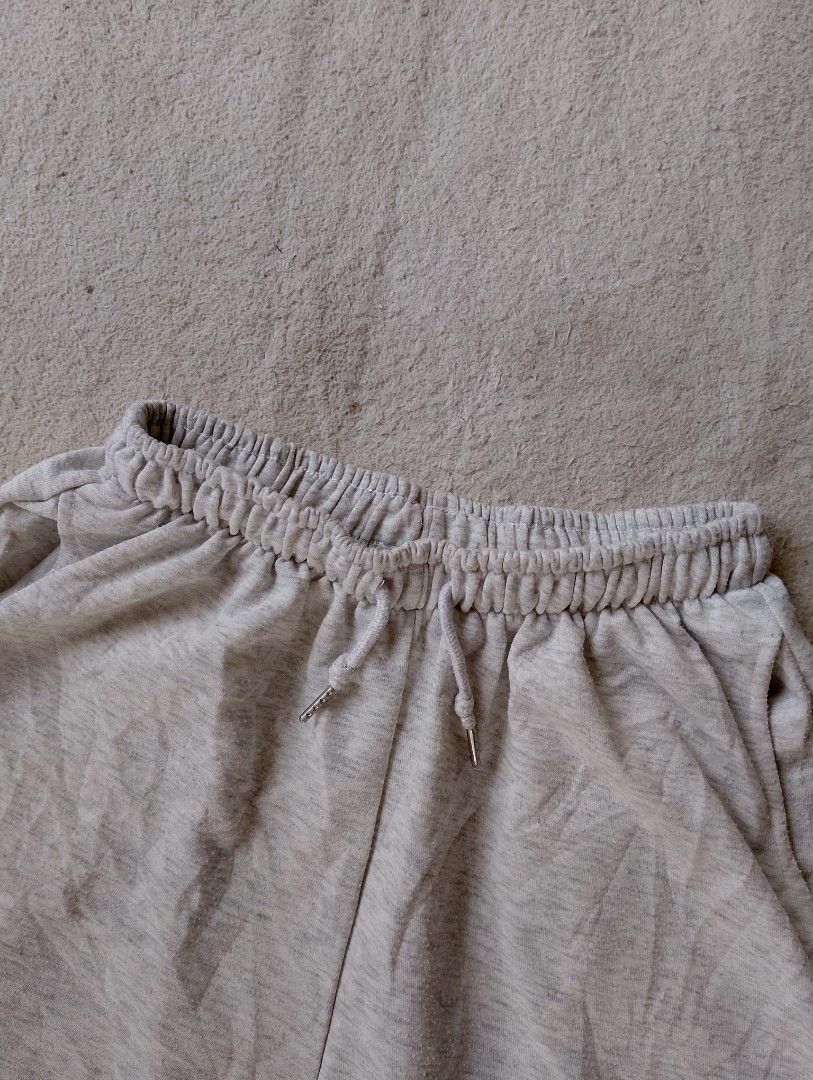 Light Grey Sweat Shorts with Drawstring Waist (Category: Shorts) located in Caloocan City. Submitted by sharpthreads18 (Listing ID 1462899310, Image 2). Description: ‎________________ ‎📏DIMES (INCHES) ‎• Waist / open size ‎• Length / 19 ‎• Thigh / 13 ‎• Hem / 12 ‎________________ ‎🧷DETAILS ‎• Issue: none ‎• Need wash ‎• Excellent Condition .