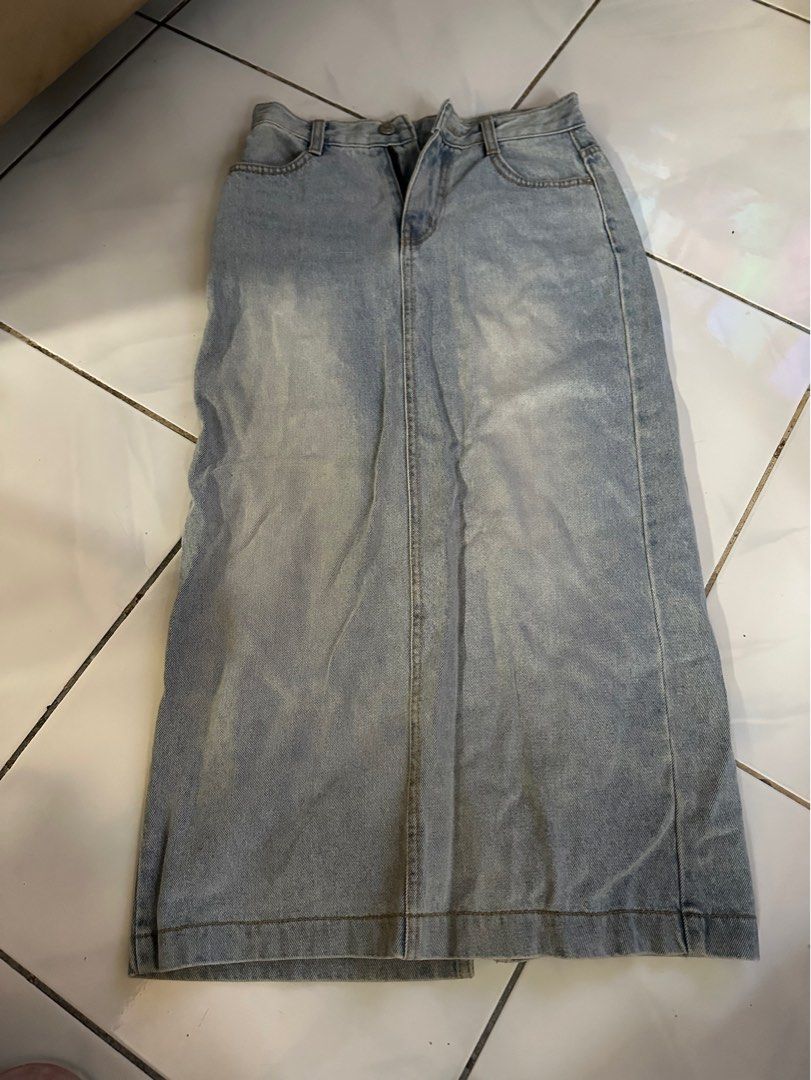 Light Wash Denim Maxi Skirt with Slit (Category: Skirts) located in Caloocan City. Submitted by triciacab (Listing ID 1462936849, Image 1). Description: - Light wash denim maxi skirt - Features a front slit for easy movement - Classic five-pocket styling - Versatile for casual outfits - Great for everyday wear.