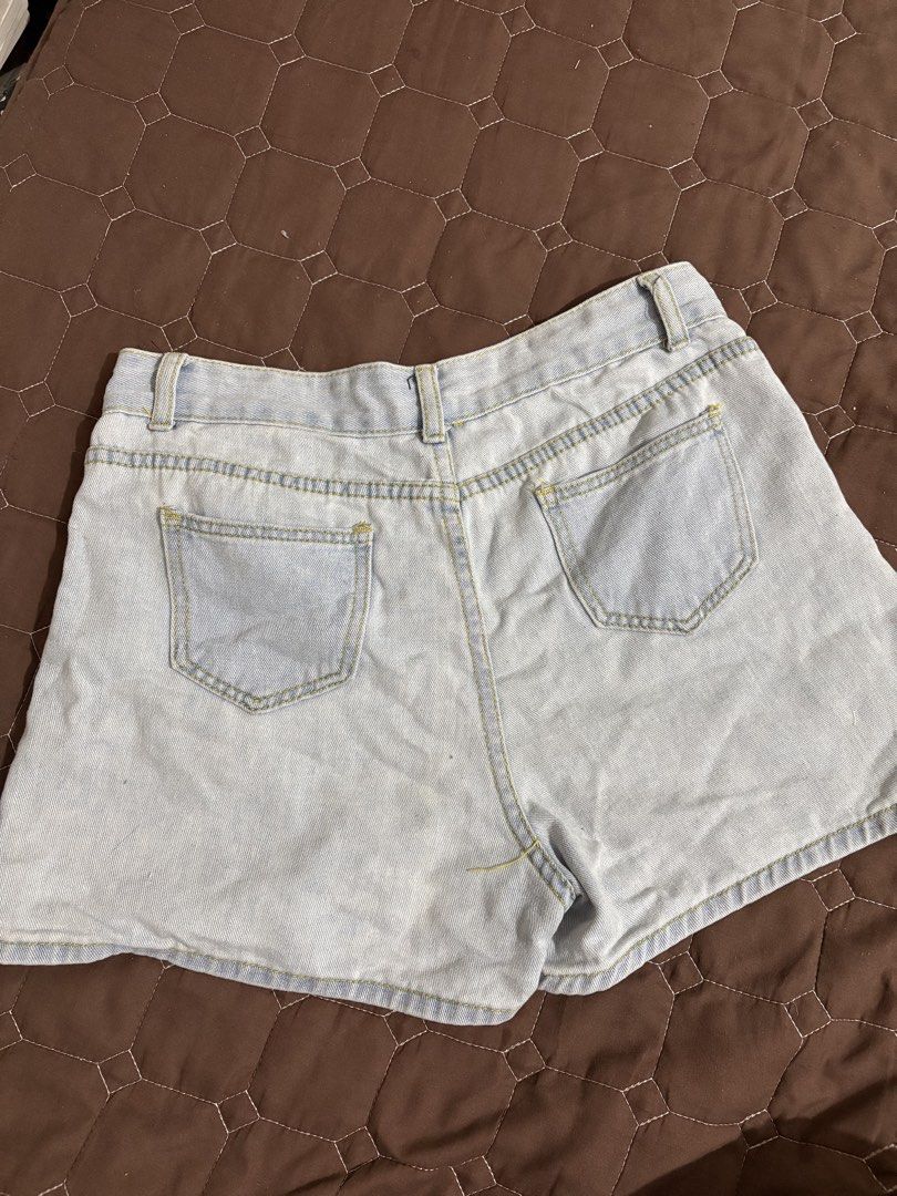 Light Wash Denim Shorts (Category: Shorts) located in Pasig City. Submitted by vhasibuan (Listing ID 1463016845, Image 2). Description: - Classic light wash denim shorts - Button and zip closure at the front - Two front pockets - Two back pockets - Simple and versatile design - Ideal for casual wear Size 27-30 waistline.