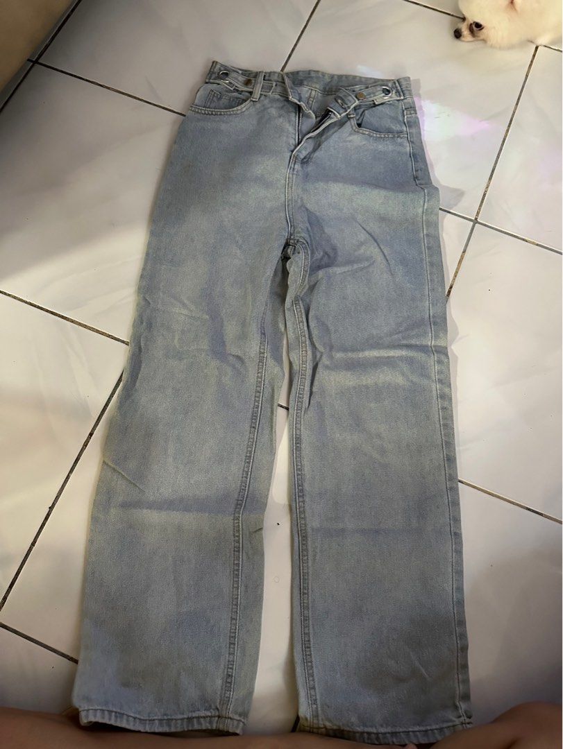 Light Wash Denim Straight Jeans (Category: Jeans) located in Caloocan City. Submitted by triciacab (Listing ID 1462936964, Image 1). Description: - Light wash denim jeans - Straight leg cut - Button and zip front closure - Classic five-pocket design - Ideal for casual wear - Versatile and easy to pair with any outfit.