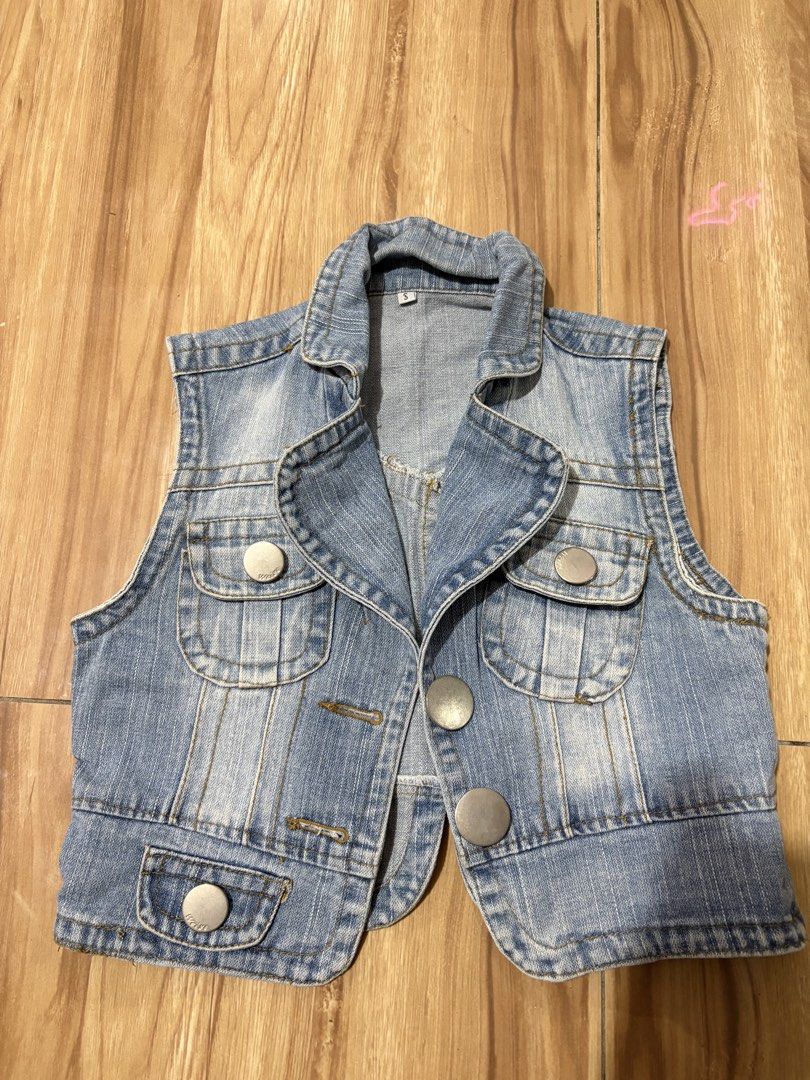 Light Wash Denim Vest with Button Closure (Category: Babies & Kids Fashion) located in Quezon City. Submitted by kyjnll (Listing ID 1463030127, Image 1). Description: Small 8-15 yrs old petite size - Cute light wash denim vest - Button-up front closure - Two chest pockets with button closures - Two front pockets at the bottom - Versatile layering piece for any outfit Project 4/Cubao area.