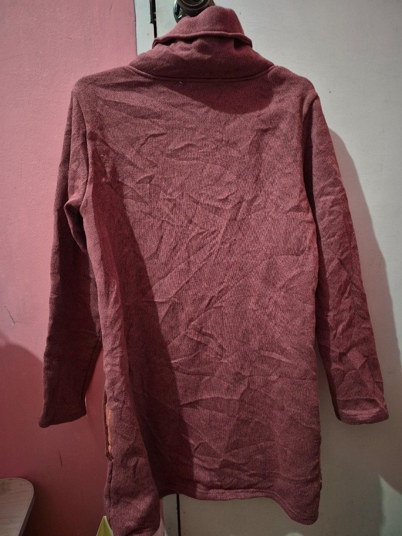 Lindstorm Long Sleeve Sweater (Category: Longsleeves) located in Bulacan. Submitted by mrk_mdl (Listing ID 1463032575, Image 2). Description: - Lindstorm long sleeve sweater - Rich burgundy/maroon color - Unique neckline with button detail - Textured knit fabric for added style - Versatile: great for layering or wearing on its own - Comfortable and stylish design.