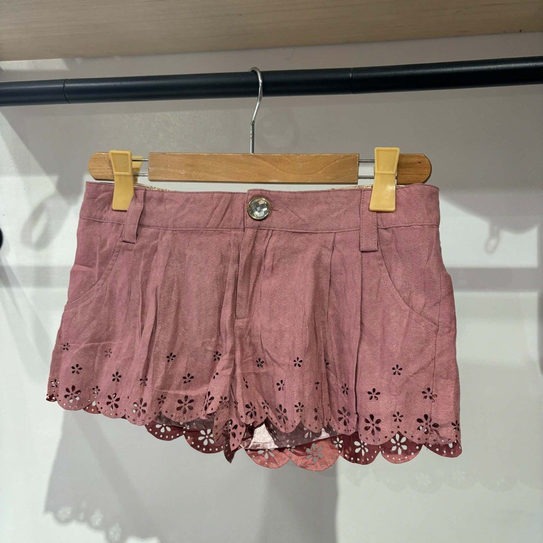 Liz Lisa Pink Short (Category: Shorts) located in Bambang. Submitted by heats777 (Listing ID 1463088043, Image 2). Description: Excellent condition No issue Size: Best fit to small.