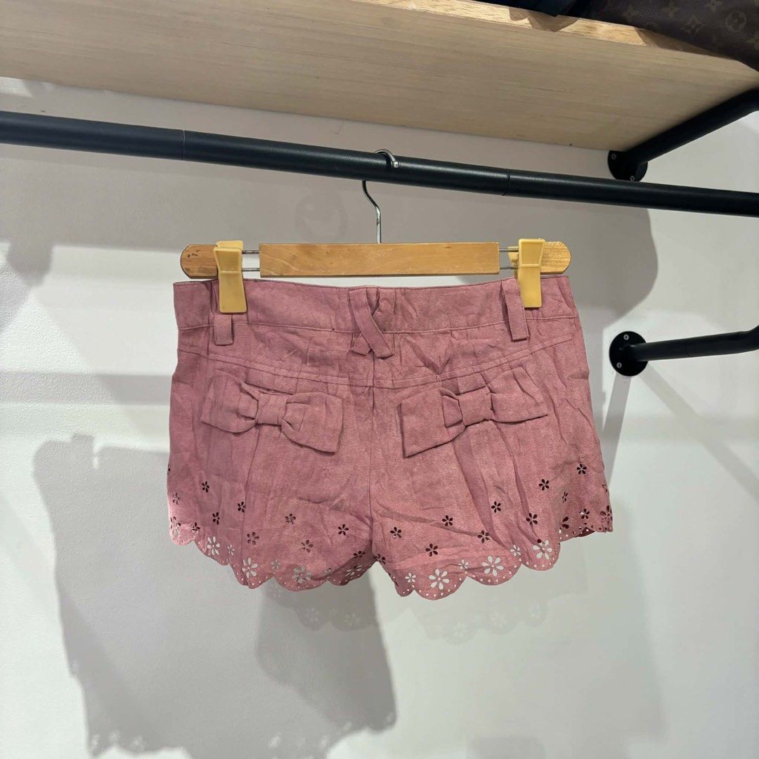 Liz Lisa Pink Short (Category: Shorts) located in Bambang. Submitted by heats777 (Listing ID 1463088043, Image 3). Description: Excellent condition No issue Size: Best fit to small.