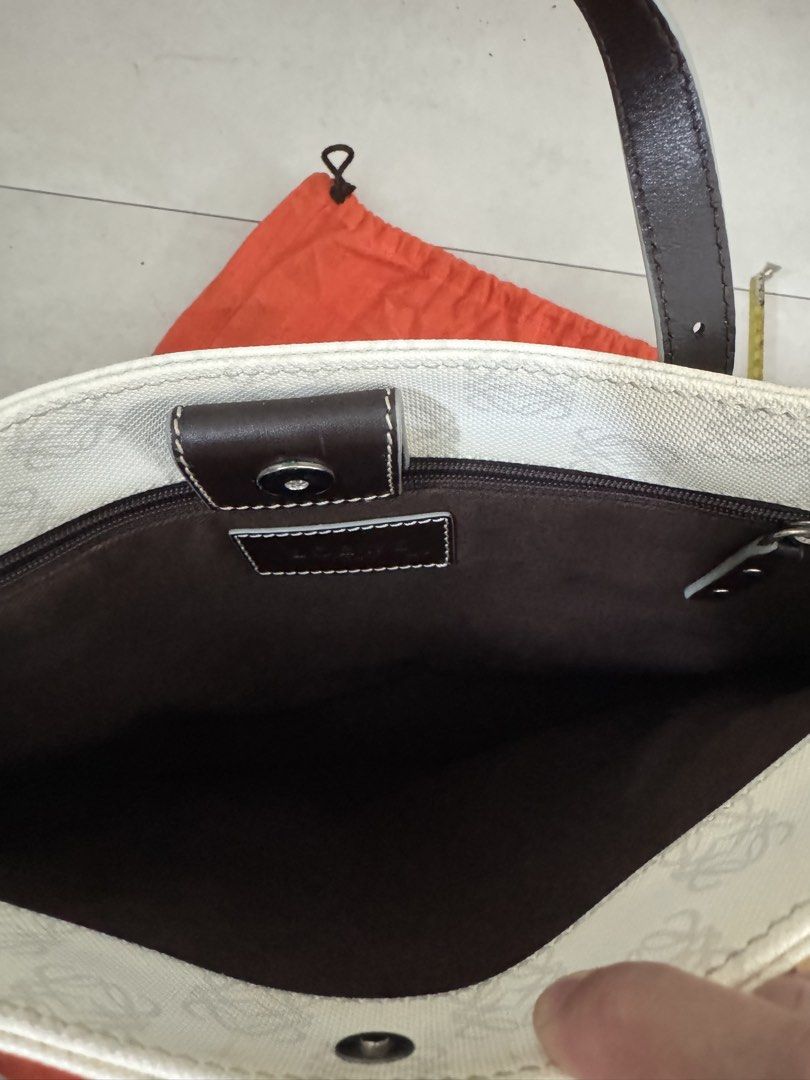 Loewe 包 （分類：手袋及銀包）位於 Hong Kong。 由 rachelchoi88 提交（商品編號 1462905064，圖片 3）。簡介： Loewe 經典花紋手提包，白色織紋canvas配啡色皮革飾邊，白色邊有少許發黃，比圖片深色，介意勿擾。33cmx30cm。連防塵袋。少用，清屋清閑置品。。