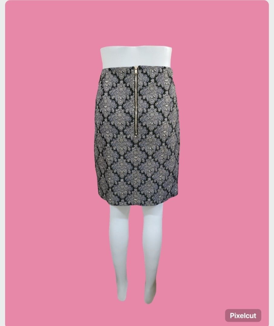 LOFT Textured Brocade Mini Skirt; Small (Category: Skirts) located in Moncada. Submitted by celynn.collection (Listing ID 1462952303, Image 3). Description: ✅ PLEASE READ BEFORE ASKING! 😊 ----------------------------------------------------- 📍LOCATION: Pangasinan, Luzon ----------------------------------------------------- ✅ Clothes are THRIFTED or PRE-LOVED unless stated brand new. ----------------------------------------------------- Brand: L