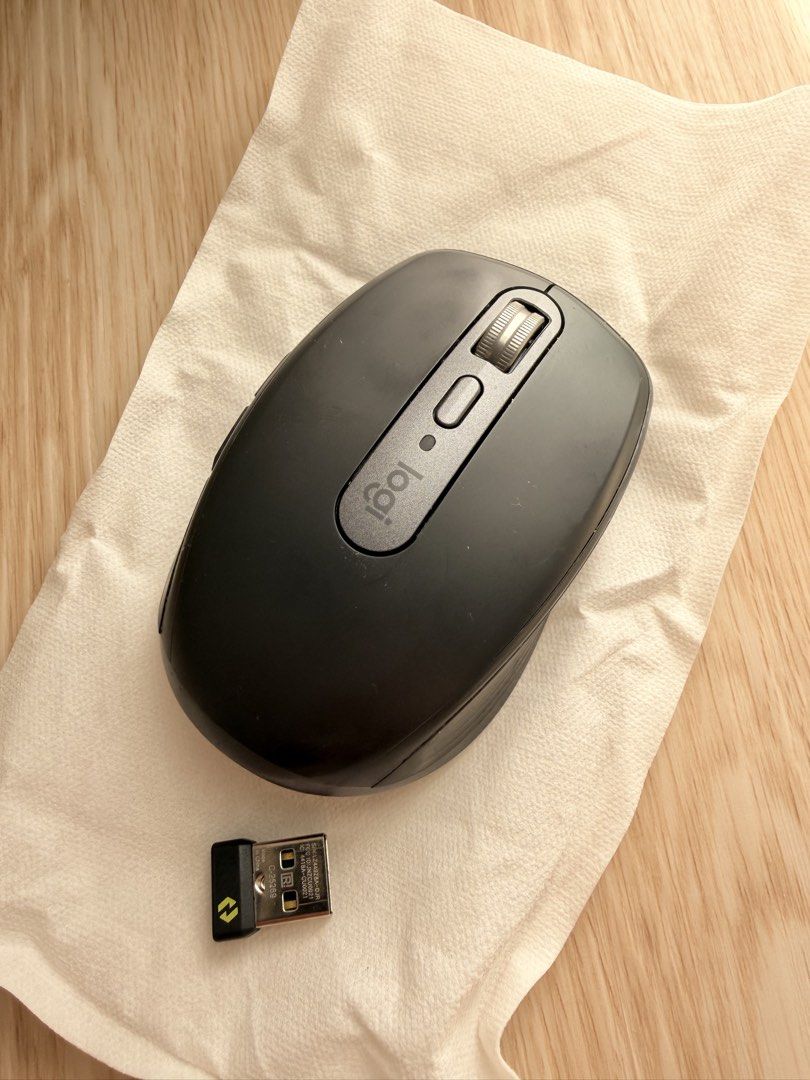 Logitech MX Anywhere 2 Wireless Mouse 無線滑鼠 with USB Receiver MOMAX （分類：電腦滑鼠及相關產品）位於 Hong Kong。 由 vanilla.louie 提交（商品編號 1462976259，圖片 1）。簡介： 🟧 Logitech MX Anywhere 2 wireless mouse. 🟧 Dark grey colour, Includes the USB receiver 🟧Works great for travel or everyday use 🟧Connects wirelessly to your computer 🟧 Comes with protective bag but no box 有防塵袋，但冇盒。
