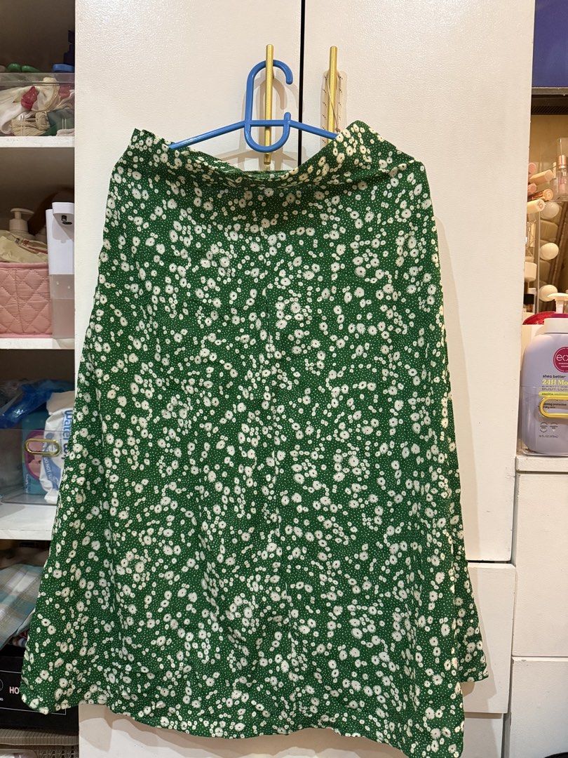 Long skirt (Category: Skirts) located in Imus. Submitted by mysticstar_f121de (Listing ID 1462918159, Image 1). Description: .