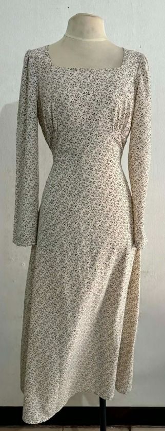 Long Sleeve Square Cottagecore Maxi Dress (Category: Dresses) located in Manila. Submitted by hyper.hertz. (Listing ID 1462901871, Image 1). Description: - Cream midi dress - Ditsy floral print - Long sleeves - Flattering square neckline - Cinched waist with subtle ruching - Midi length skirt Negotiations are available.