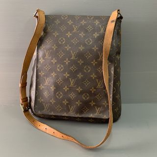 (Category: ) located in . Submitted by vintagebrandedstore (Listing ID 1463112042, Image 1). Description: .