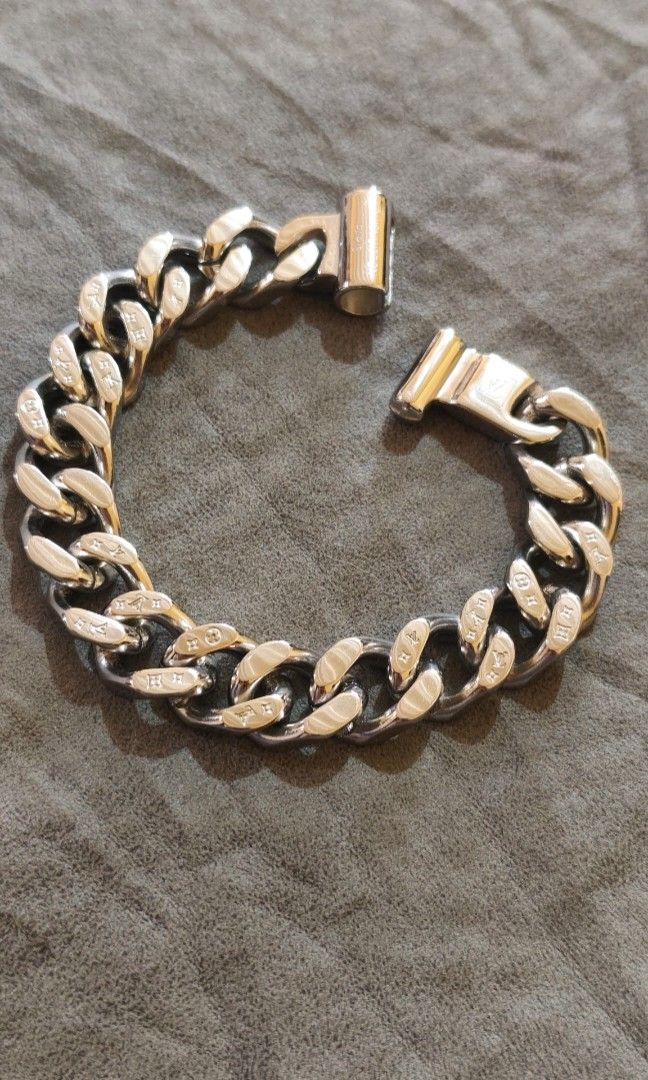 Louis Vuitton chain bracelet (unisex) (Category: Luxury Accessories) located in La Trinidad. Submitted by marksols (Listing ID 1462908985, Image 2). Description: 👍🏻Fashion Accessories LV chain Bracelet 👍🏻Original Solid Stainless steel High quality material..