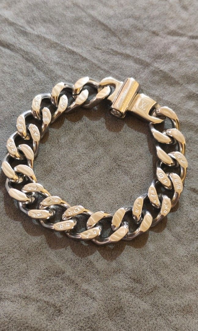 Louis Vuitton chain bracelet (unisex) (Category: Luxury Accessories) located in La Trinidad. Submitted by marksols (Listing ID 1462908985, Image 1). Description: 👍🏻Fashion Accessories LV chain Bracelet 👍🏻Original Solid Stainless steel High quality material..