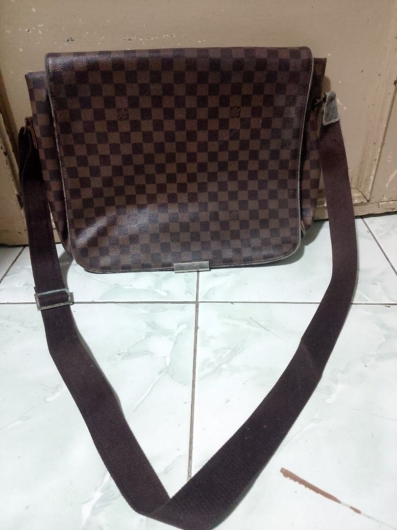 Louis Vuitton Damier Ebene Messenger Bag (Category: Luxury Bags & Wallets) located in Manila. Submitted by sheshe.888 (Listing ID 1463039739, Image 1). Description: - Classic Damier Ebene canvas - Secure flap closure with buckle detail - Adjustable strap for comfortable carrying - Still a functional and stylish everyday bag - AS IS - nasa post picture po yung defects AS IS PO - preloved.