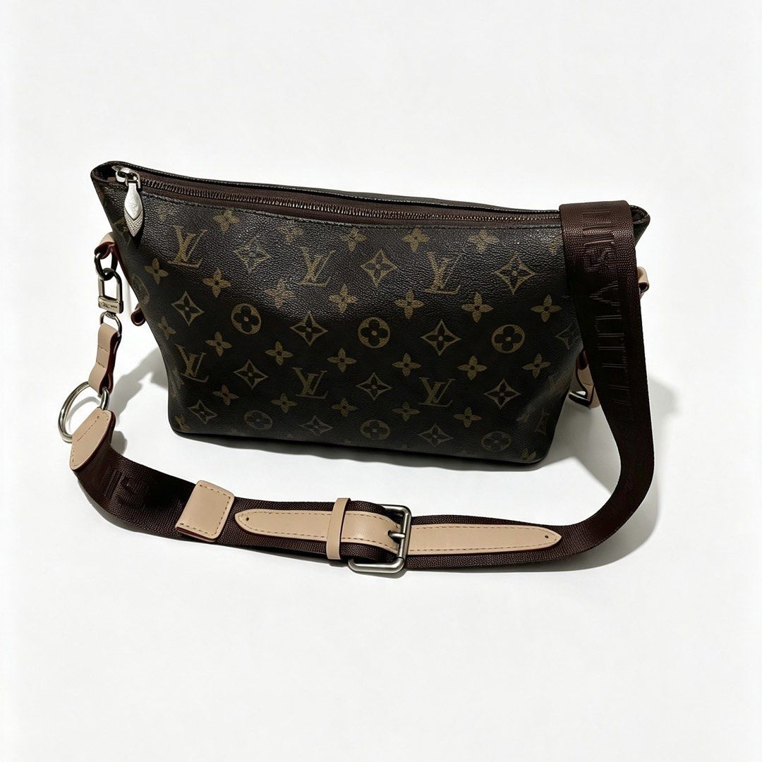 Louis Vuitton Monogram Pouch Bag (Category: Luxury Bags & Wallets) located in Buenavista. Submitted by ivoperez27 (Listing ID 1463057008, Image 1). Description: - Authentic Louis Vuitton Monogram Pouch Bag - Classic Monogram Canvas - Secure Zip Closure - Adjustable Strap - Suede Interior Lining - Hardware shows some signs of wear - Ideal for everyday use or travel.