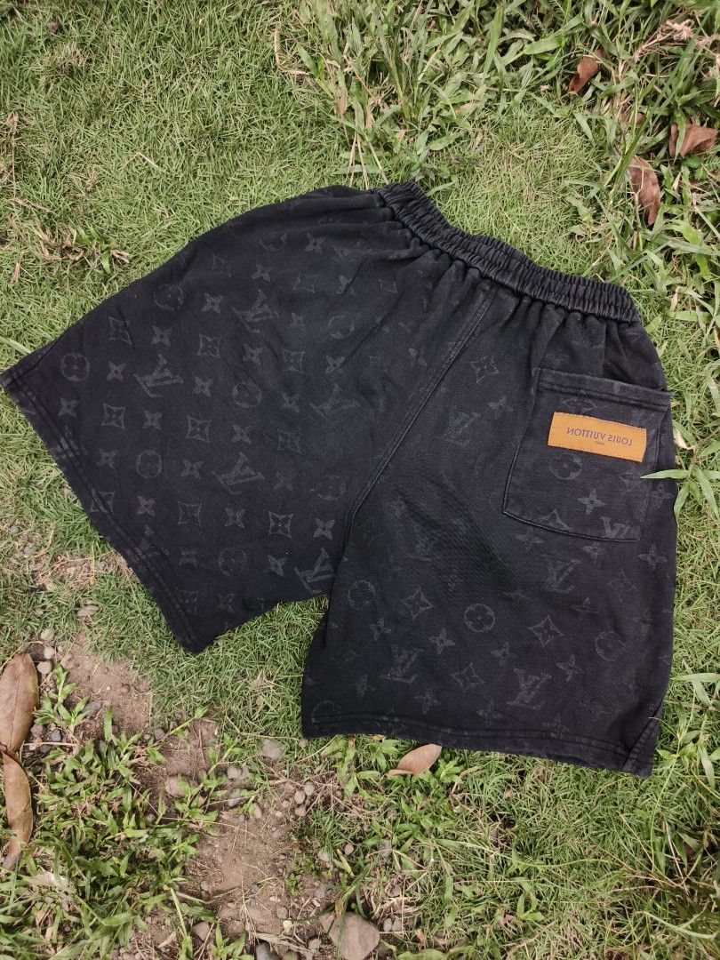 Louis Vuitton Monogram Short (Category: Luxury Apparel) located in Trento. Submitted by renanteblanco113 (Listing ID 1462980341, Image 2). Description: Louis Vuitton Monogram Short Dimes: 24-30x18 Excellent condition Color rate: 9.7/10 "color may vary due to lighting outdoor" Issue: need wash.