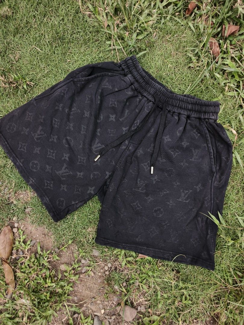Louis Vuitton Monogram Short (Category: Luxury Apparel) located in Trento. Submitted by renanteblanco113 (Listing ID 1462980341, Image 1). Description: Louis Vuitton Monogram Short Dimes: 24-30x18 Excellent condition Color rate: 9.7/10 "color may vary due to lighting outdoor" Issue: need wash.