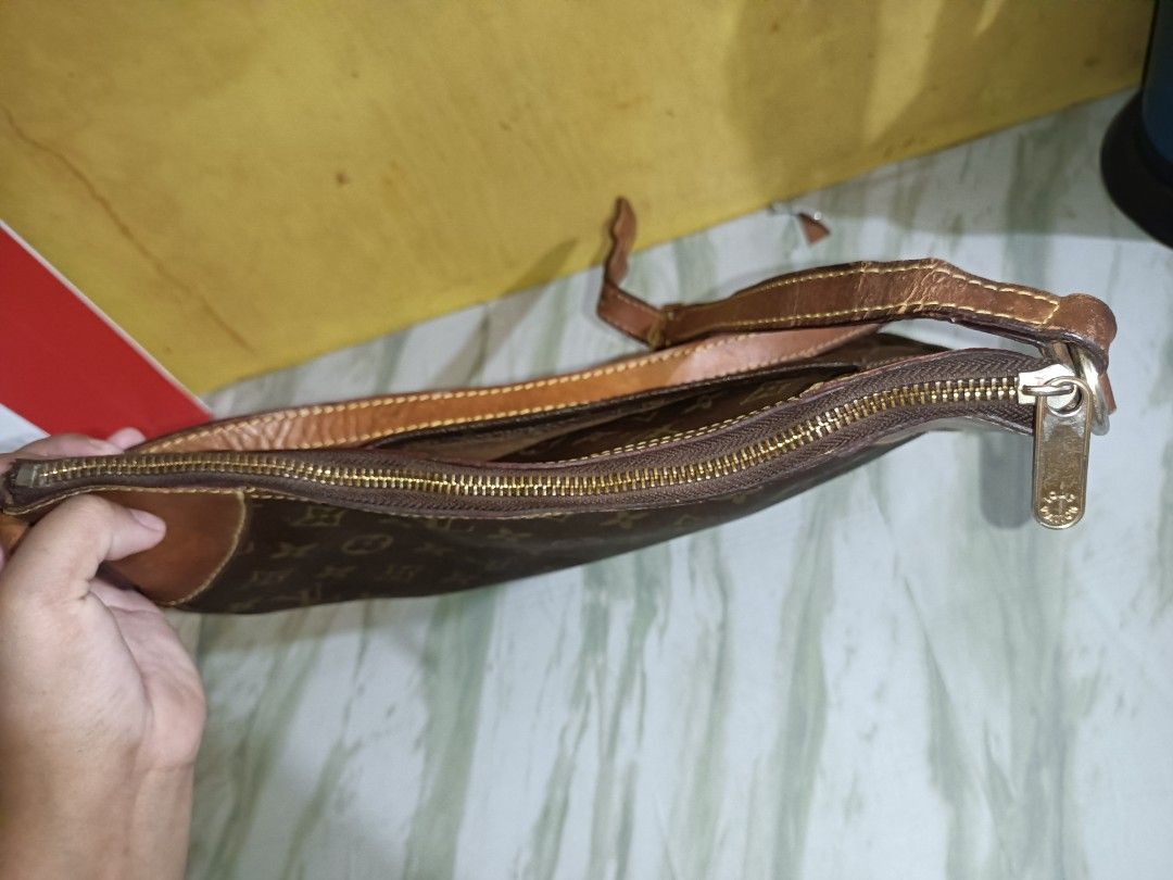 Louis Vuitton Odeon Monogram (Category: Cross-body Bags) located in Bolinao. Submitted by shayne_0215 (Listing ID 1463071489, Image 3). Description: - Coded Louis Vuitton - Ukay Source - Has some rubs on the piping and cracks on the strap - Signs of Wear, Adds character to the bag - Spacious Interior for all your essentials - Last Price Posted with Free Shipping Nationwide via JNT Express - Deal Now, Pay Now - MOP: GCASH.