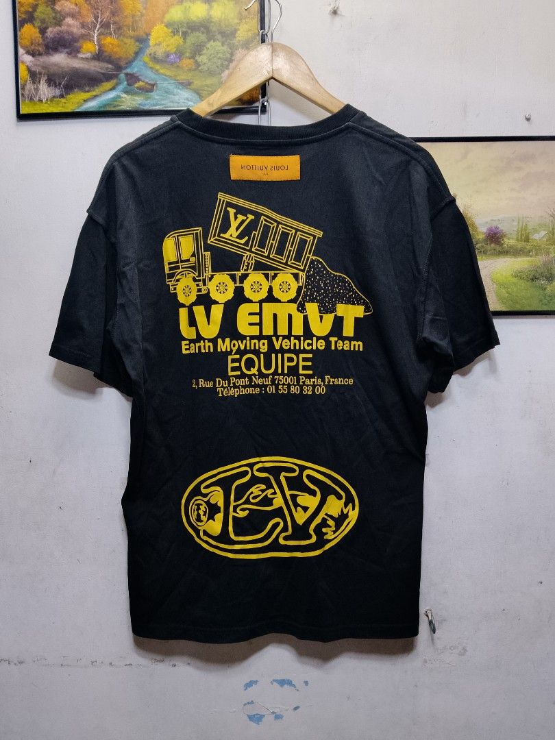 Louis Vuitton tee (Category: Tshirts & Polo Shirts ) located in Valenzuela. Submitted by joshwrldselection (Listing ID 1463058469, Image 2). Description: medium - large excellent condition baby hairlines on back print thrift..