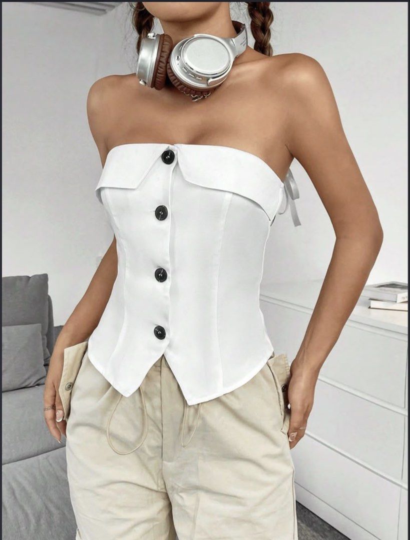 Lovito White Strapless Corset Top with Buttons (Category: Sleeveless) located in Makati City. Submitted by ferl-xx (Listing ID 1462899085, Image 2). Description: Brandnew Lovito white strapless corset top Small on Tag, Mas bagay sa medium body.