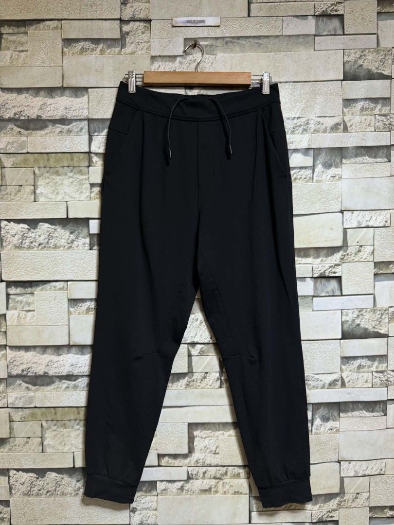 LULULEMON INTENT JOGGER BLACK (Category: Joggers) located in Santa Rosa. Submitted by alejon007 (Listing ID 1463023250, Image 3). Description: LULULEMON INTENT JOGGER BLACK 100% Legit Excellent condition No issues Size medium fit 32 mens x 39 length PRIC 1⃣4⃣8⃣0⃣ PM.