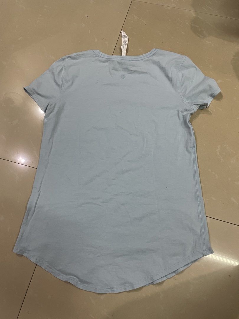 Lululemon shirt (Category: Activewear) located in Rizal. Submitted by allenrion (Listing ID 1463009728, Image 2). Description: Preloved lululemon shirt Size: 2 Price: 420 pesos Disclaimer: No brand affiliation. All items are thrifted and pre-owned. All trademarks, logos, and copyrights belong to their respective owners..