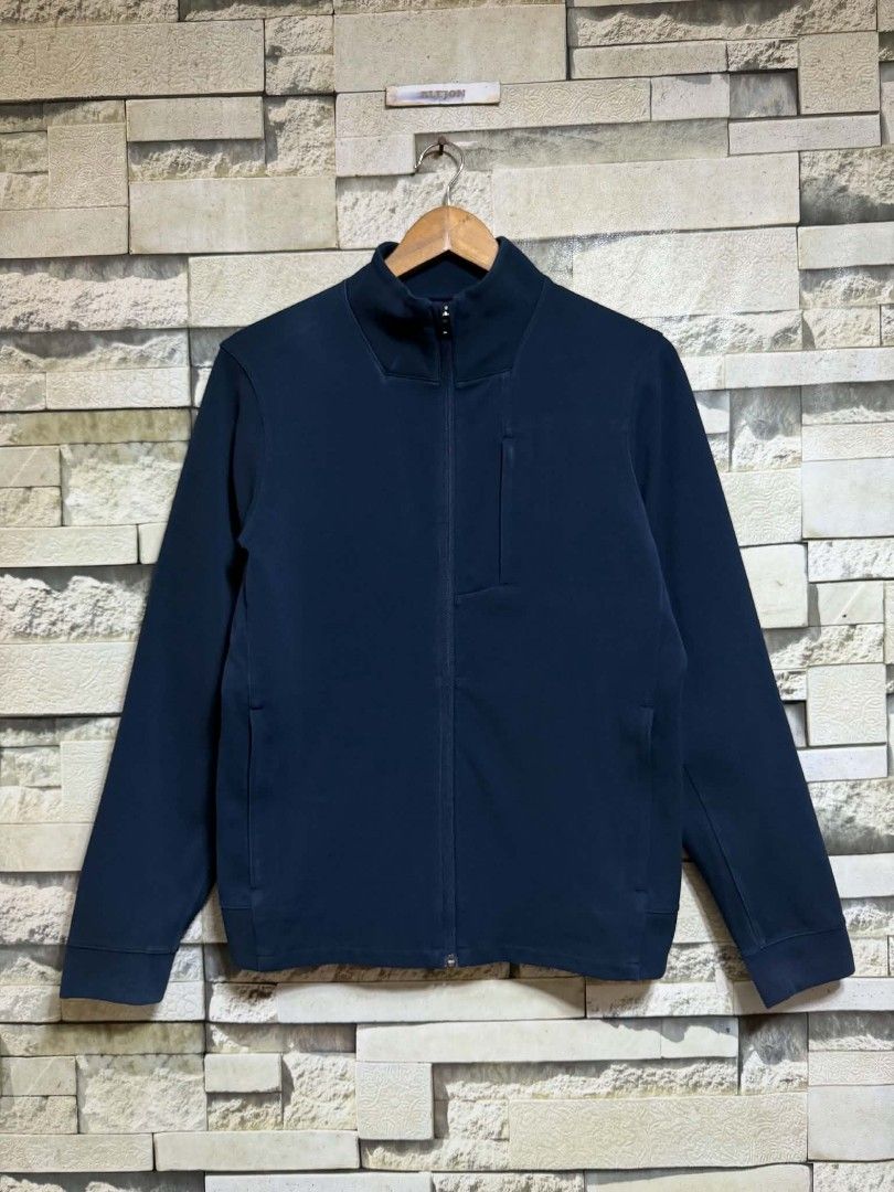 LULULEMON SOJOURN JACKET NAVY BLUE (Category: Coats, Jackets and Outerwear) located in Santa Rosa. Submitted by alejon007 (Listing ID 1463025443, Image 3). Description: LULULEMON SOJOURN JACKET NAVY BLUE 100% Legit With dot size/Searchable code Good to excellent condition Cut care tag only No major issues Size small 26 x 19.5 PRIC 1⃣5⃣8⃣0⃣ PM.