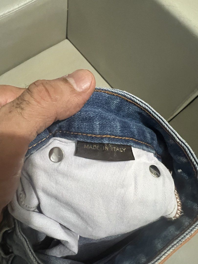 LV denim. Fits a size 31. Stretch (Category: Luxury Apparel) located in Santa Maria. Submitted by jeshtine (Listing ID 1463021384, Image 2). Description: .