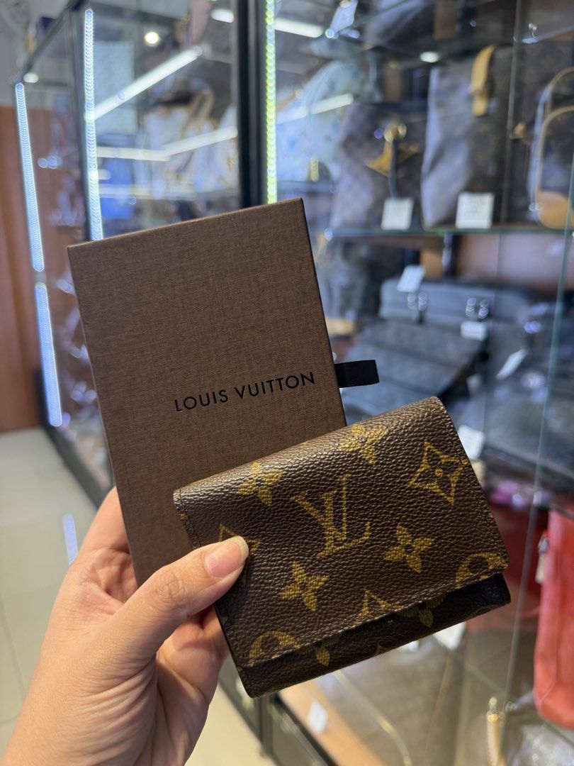 LV Mono Small Wallet (Category: Wallets & Card holders) located in Batangas. Submitted by stopandshopforluxury (Listing ID 1463006459, Image 2). Description: Guaranteed original 💯 With box What you see is what you get. Shipping via Lalamove, J&T, and LBC Disclaimer: This is a preloved bag. Actual condition is shown in photos. Expect normal signs of wear. Colors may slightly vary due to lighting. Please check all photos and ask questions before c