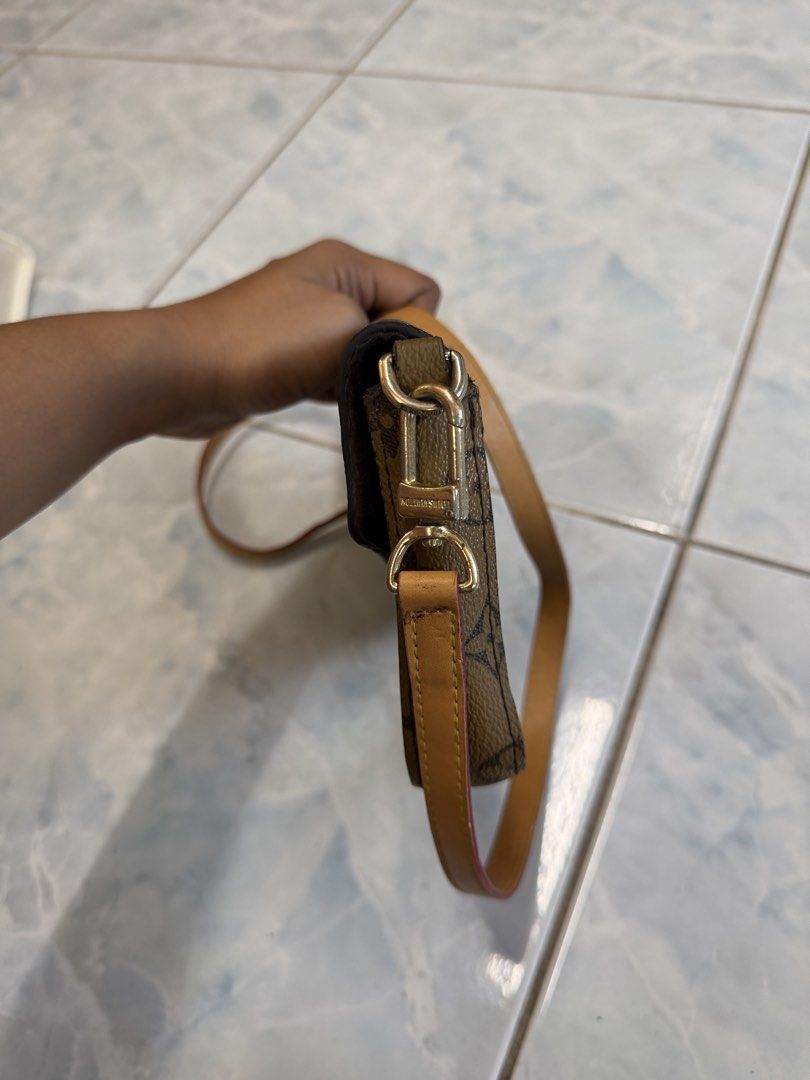LV SLING BAG (Category: Luxury Bags & Wallets) located in Manila. Submitted by kayecake_ (Listing ID 1463111024, Image 3). Description: .