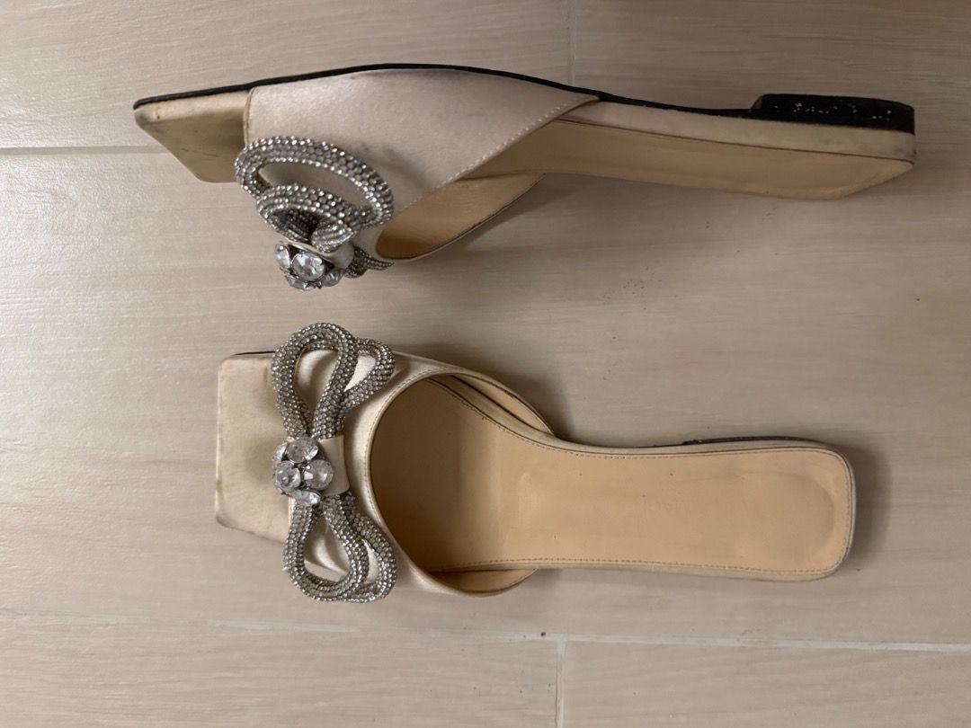 Mach Mach white Bow Embellished Flat Sandals (Category: Flats & Sandals) located in Quezon City. Submitted by ilabluxe (Listing ID 1462895911, Image 2). Description: - Mach Mach Chic white flat sandals - Features a sparkly bow detail on the front - Trendy square toe design - Easy slip-on style for convenience - Versatile: great for casual outings or dressing up Note this is used and you are not buying a brand new 100% Authentic or money back guar