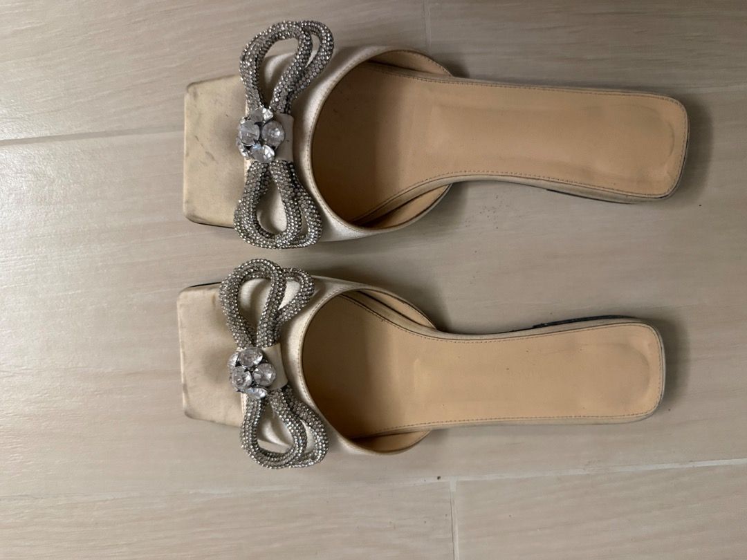 Mach Mach white Bow Embellished Flat Sandals (Category: Flats & Sandals) located in Quezon City. Submitted by ilabluxe (Listing ID 1462895911, Image 1). Description: - Mach Mach Chic white flat sandals - Features a sparkly bow detail on the front - Trendy square toe design - Easy slip-on style for convenience - Versatile: great for casual outings or dressing up Note this is used and you are not buying a brand new 100% Authentic or money back guar