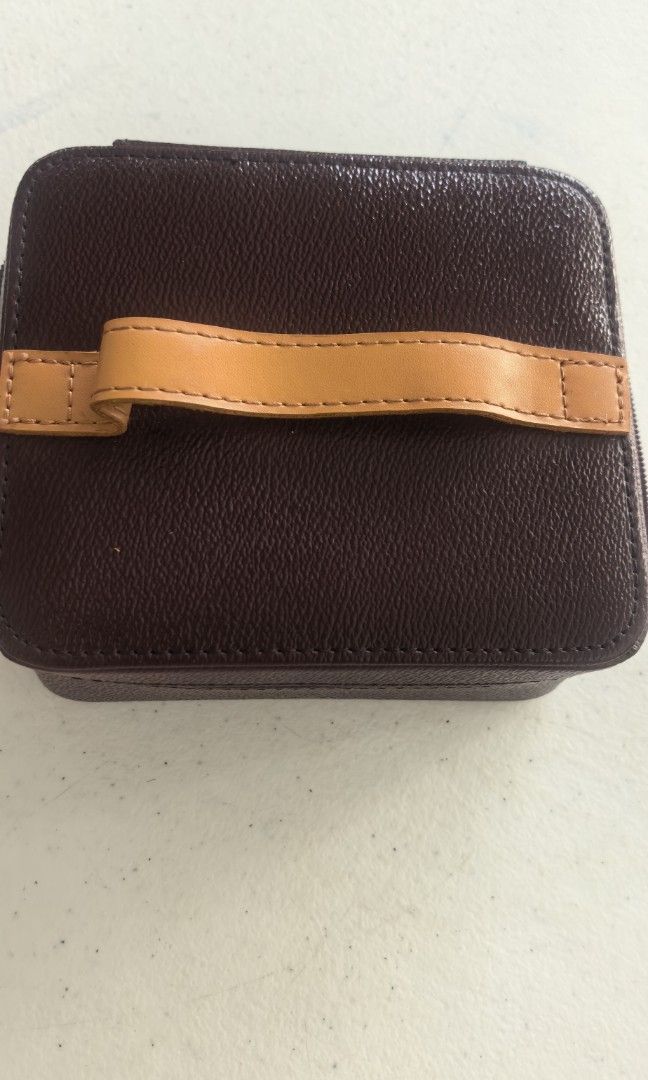 MAKE UP box leather with mirror (Category: Wallets & Card holders) located in Tuguegarao City. Submitted by zenphoenix-7ad615 (Listing ID 1462958876, Image 1). Description: Leather make up box.