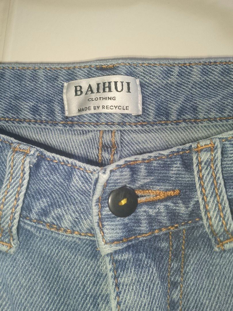 Maong Short (Category: Shorts) located in Malolos. Submitted by pcycloset_ (Listing ID 1461032699, Image 3). Description: PLEASE READ BEFORE PURCHASING: RFS: Decluttering ➡️ Size: M | 27-28 ➡️ Colors may vary slightly due to lighting and screen settings. ➡️ This is a pre-loved item, so please manage your expectations. Shipping & Payment 🚚 Shipping Fee: Not included and will be shouldered by the buyer. 💳 Payment Methods: GCash, MariBank, or BPI 