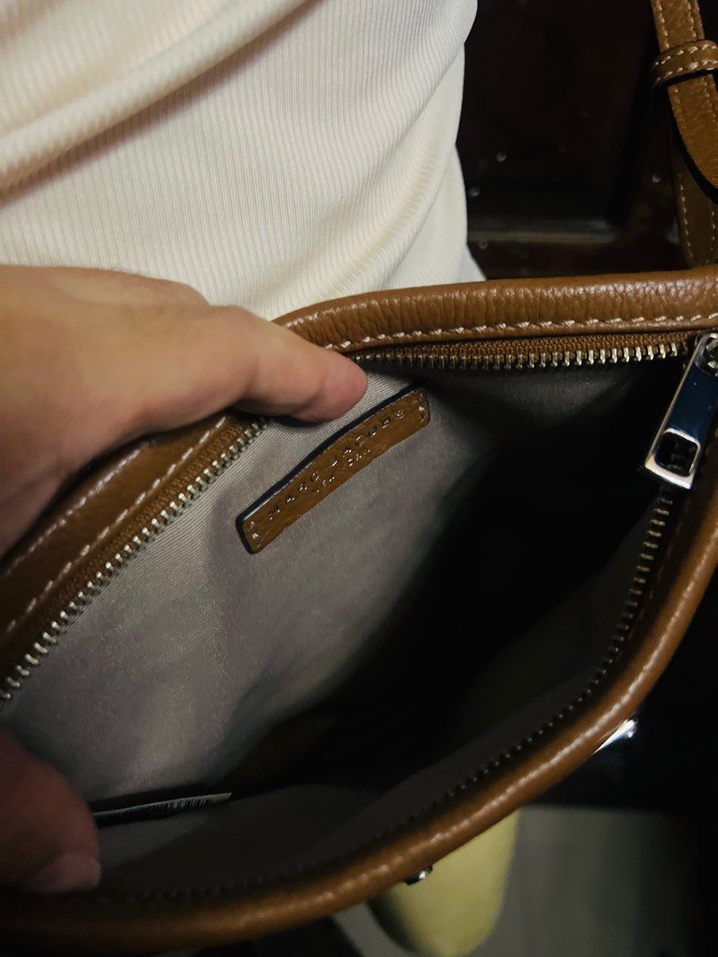 Marc jacob sling cross body bag (Category: Cross-body Bags) located in Manila. Submitted by gee0505 (Listing ID 1462921821, Image 2). Description: Free SF manila.