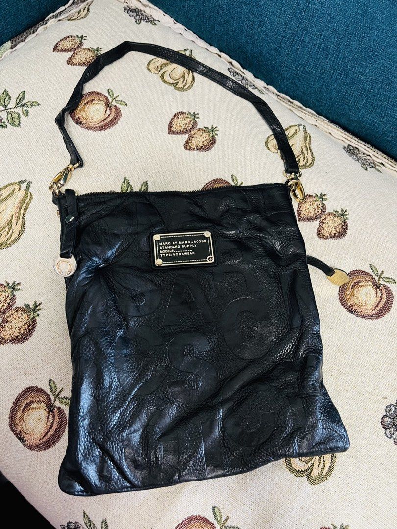 MARC JACOBS (Category: Luxury Bags & Wallets) located in Tacurong. Submitted by pearlitas_ukay (Listing ID 1462921187, Image 3). Description: Marc jacobs Excellent Small-med Need wash lang po sa loob Thrifted ukayukay.