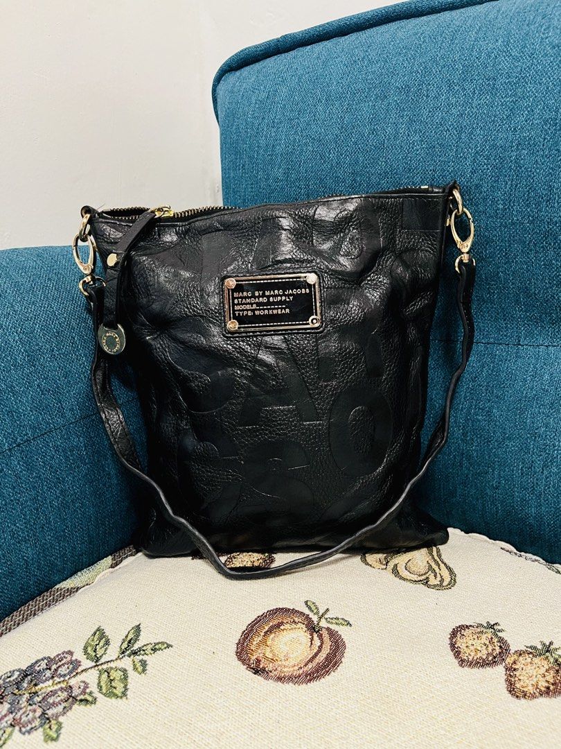 MARC JACOBS (Category: Luxury Bags & Wallets) located in Tacurong. Submitted by pearlitas_ukay (Listing ID 1462921187, Image 2). Description: Marc jacobs Excellent Small-med Need wash lang po sa loob Thrifted ukayukay.